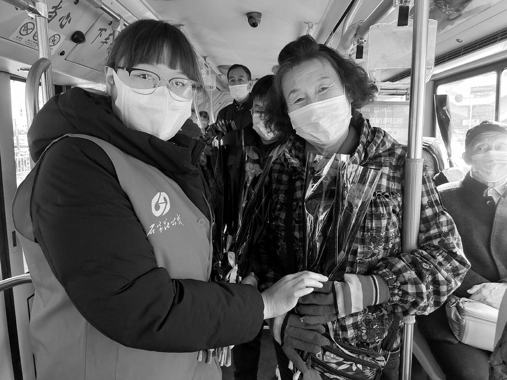 <strong>一束鮮花送“雷鋒” 志愿服務見真情  石家莊市公交集團開展“鮮花上站臺、進車廂”</strong>